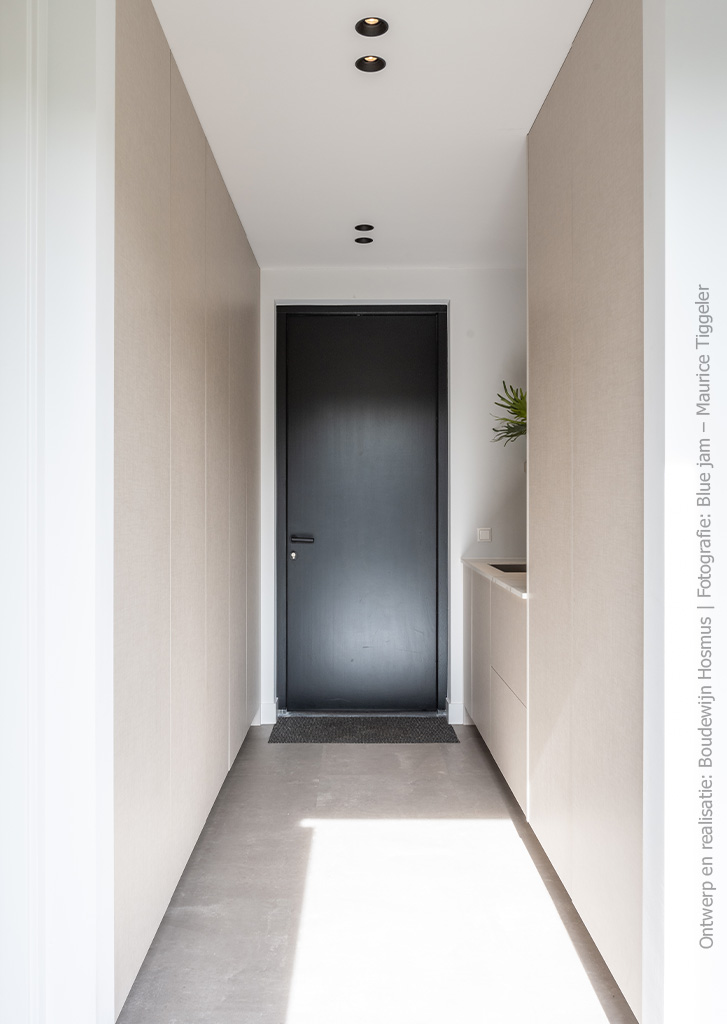 Kastenwand in bijkeuken met de uitstraling van decor FA44 Penelope in warm beige die de beleving van geweven linnen laat zien