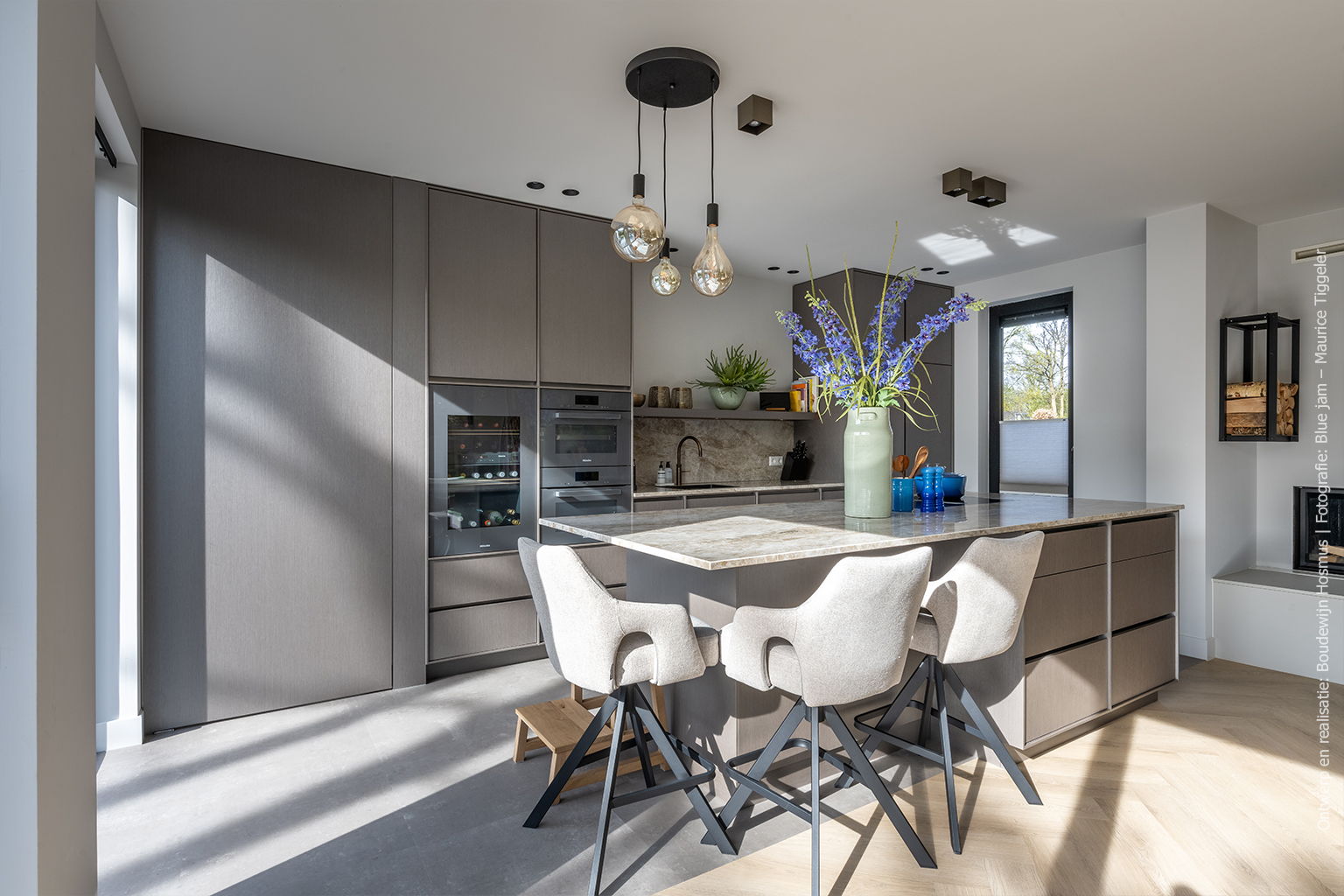 Modern keukenontwerp met een grijze metallic effect