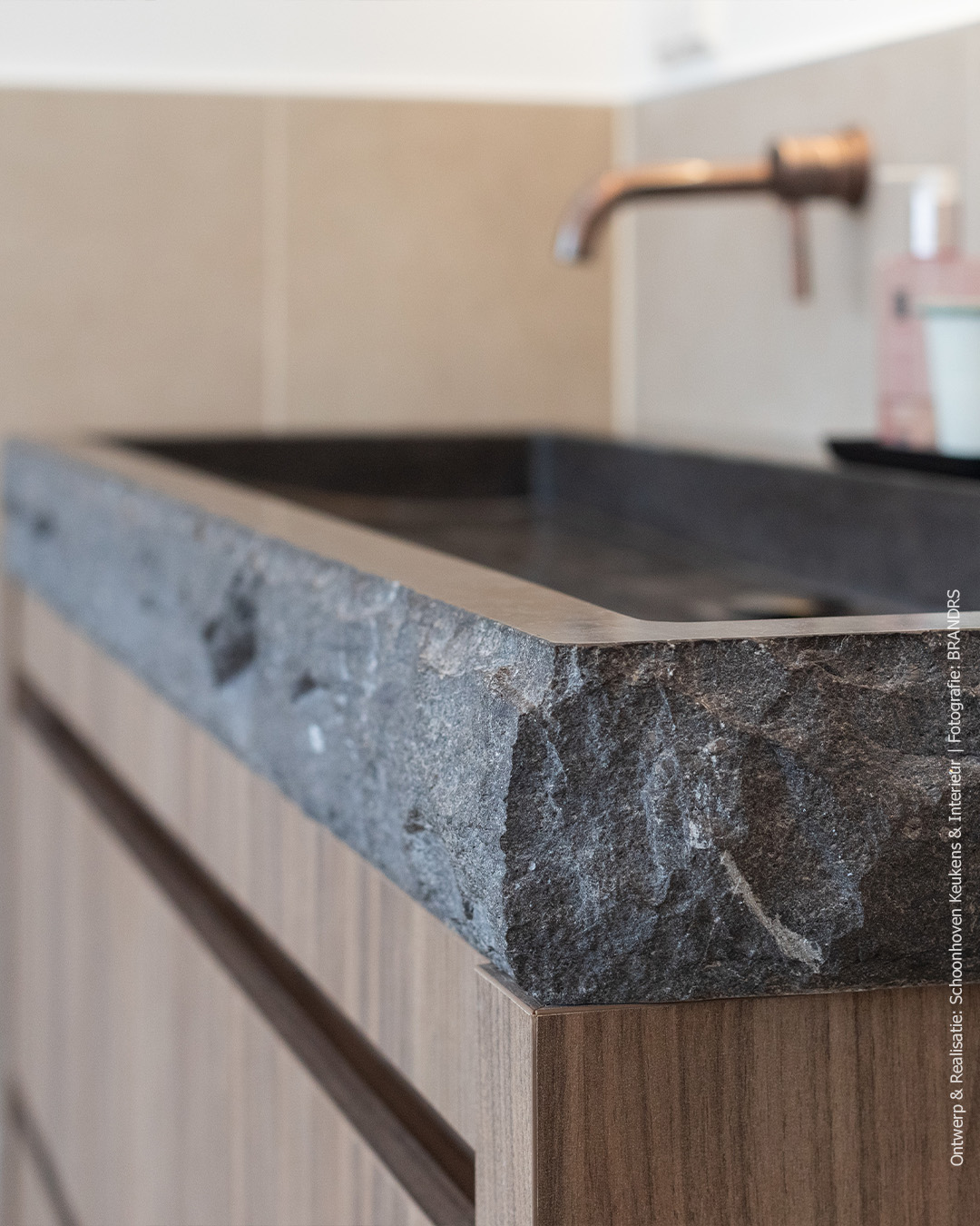 Modern wasmeubel uitgevoerd in lichtbruin walnoothoutdecor LS13 Poro Noce