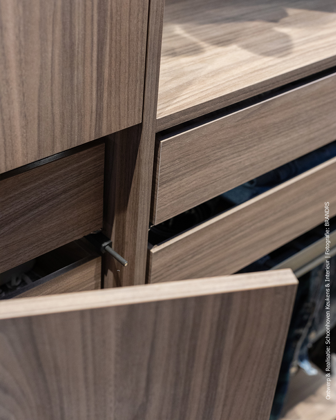 Inloopkast uitgevoerd in lichtbruin walnoothoutdecor LS13 Poro Noce