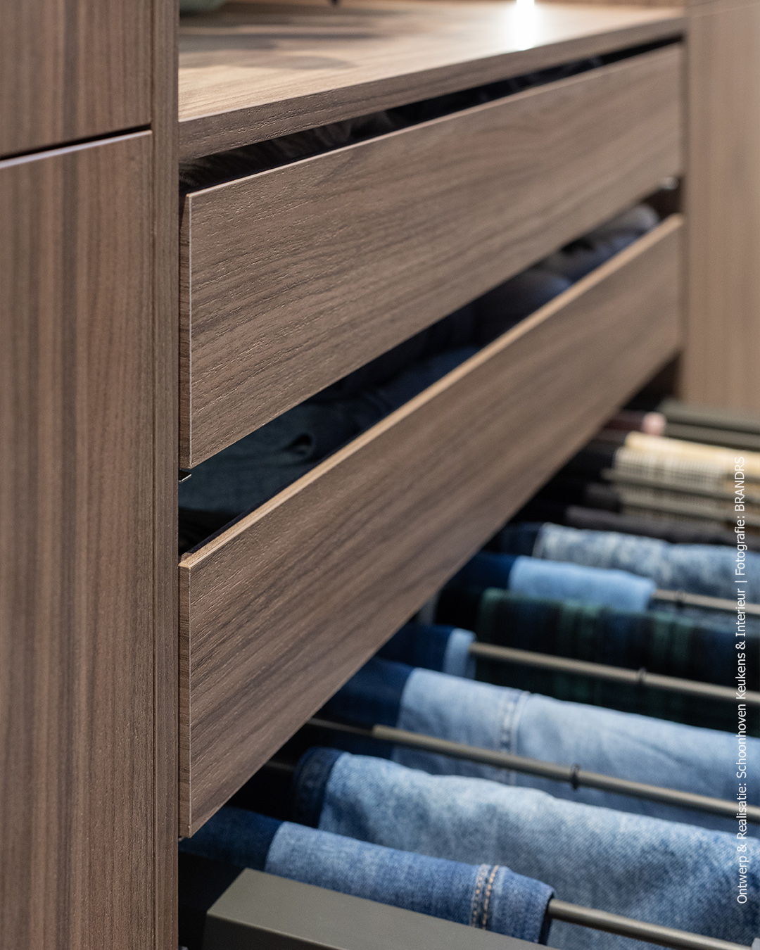 Inloopkast uitgevoerd in lichtbruin walnoothoutdecor LS13 Poro Noce