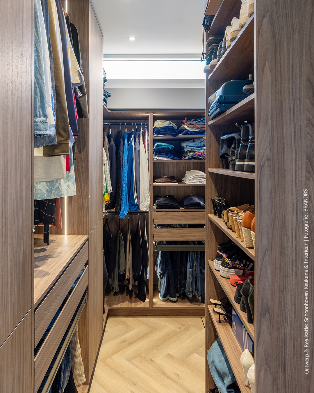 Inloopkast uitgevoerd in lichtbruin walnoothoutdecor LS13 Poro Noce