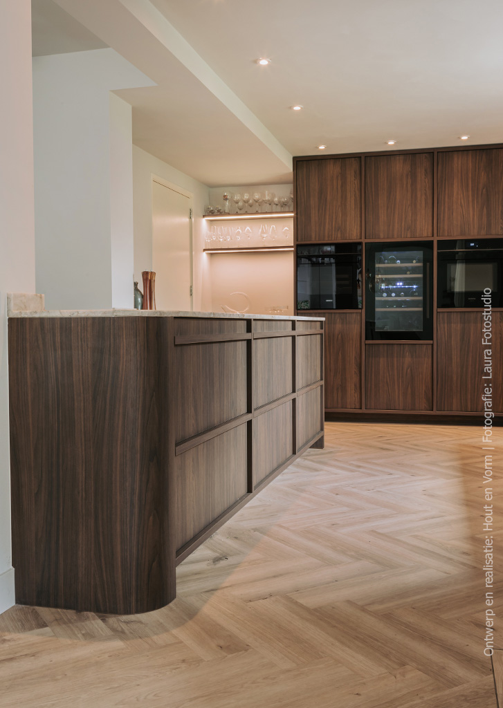 Moderne keuken met levendige uitstraling, uitgevoerd in donker walnoothoutdecor LS17 Poro Noce