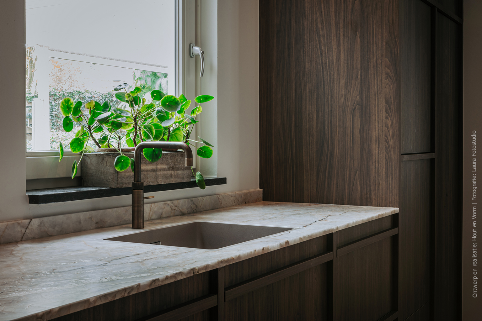 Moderne keuken met levendige uitstraling, uitgevoerd in donker walnoothoutdecor LS17 Poro Noce