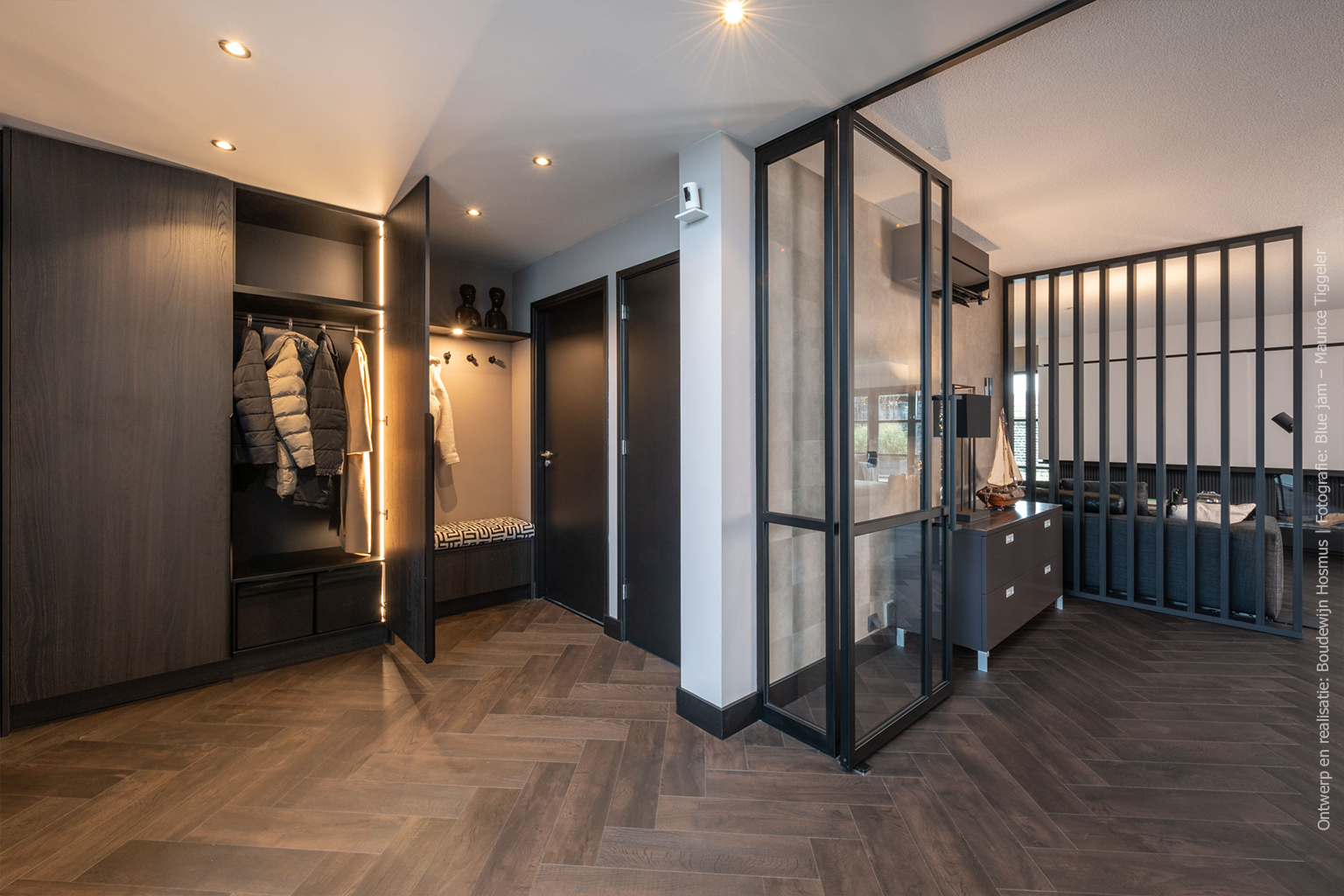 Garderobekast en roomdivider in de donkere kleur S176 Corteccia, waarin diep zwart gecombineerd wordt met een vleugje bruin