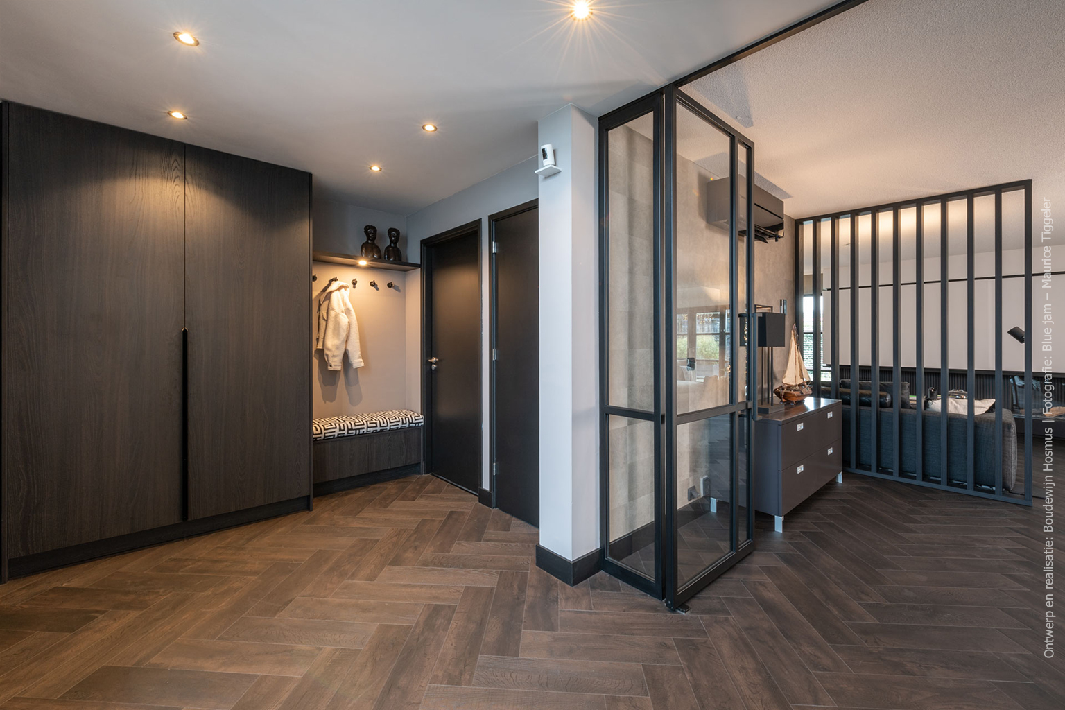 Donker houtdecor met warme nuance voor stijlvol maatwerk