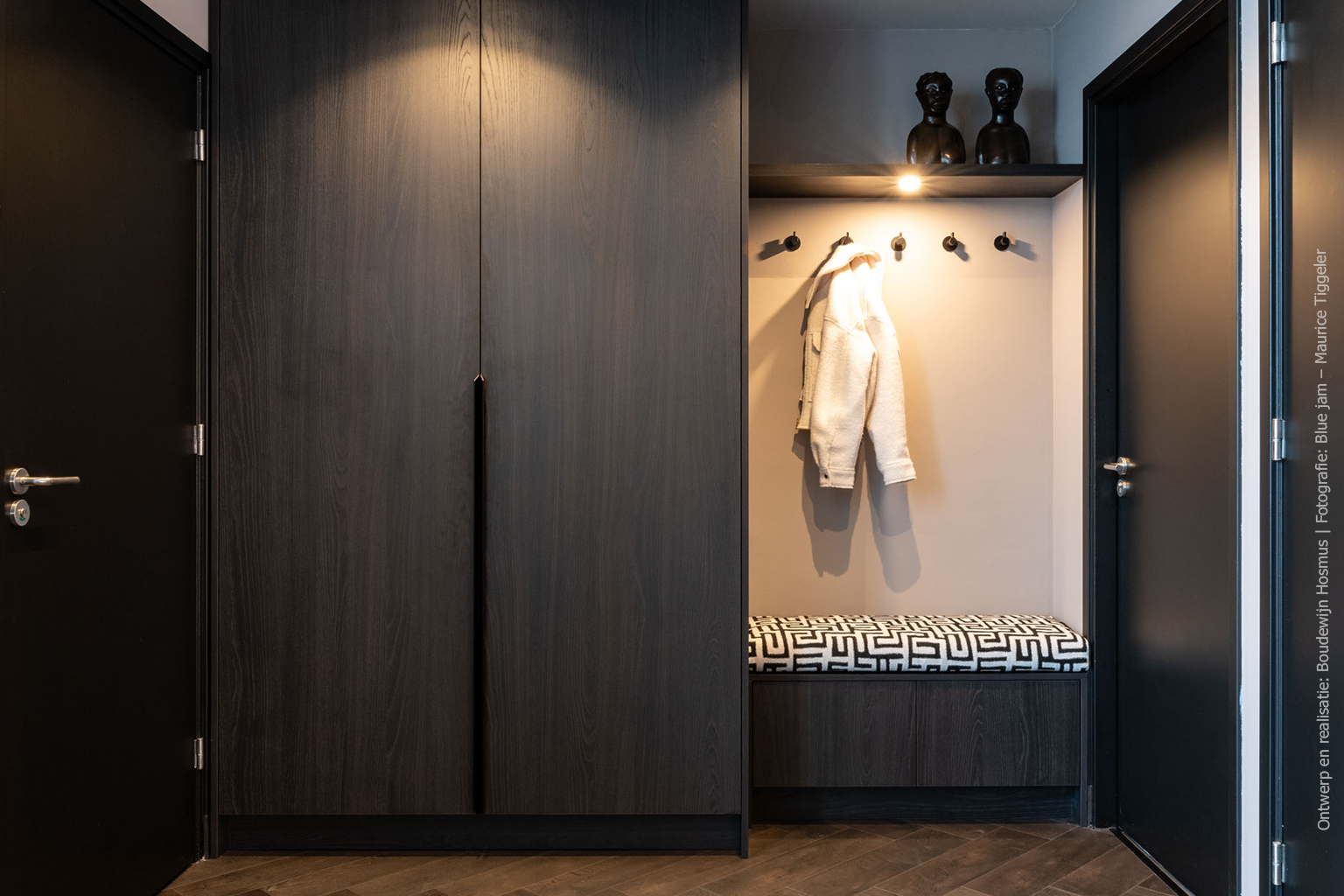 Garderobekast in de donkere kleur S176 Corteccia, waarin diep zwart gecombineerd wordt met een vleugje bruin