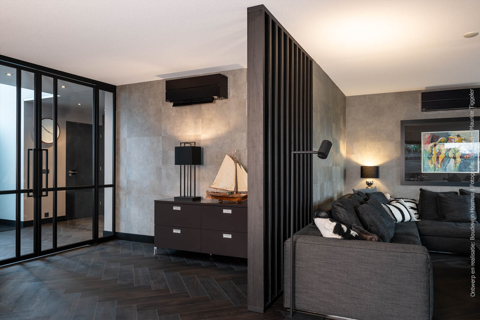 Roomdivider in de donkere kleur S176 Corteccia, waarin diep zwart gecombineerd wordt met een vleugje bruin