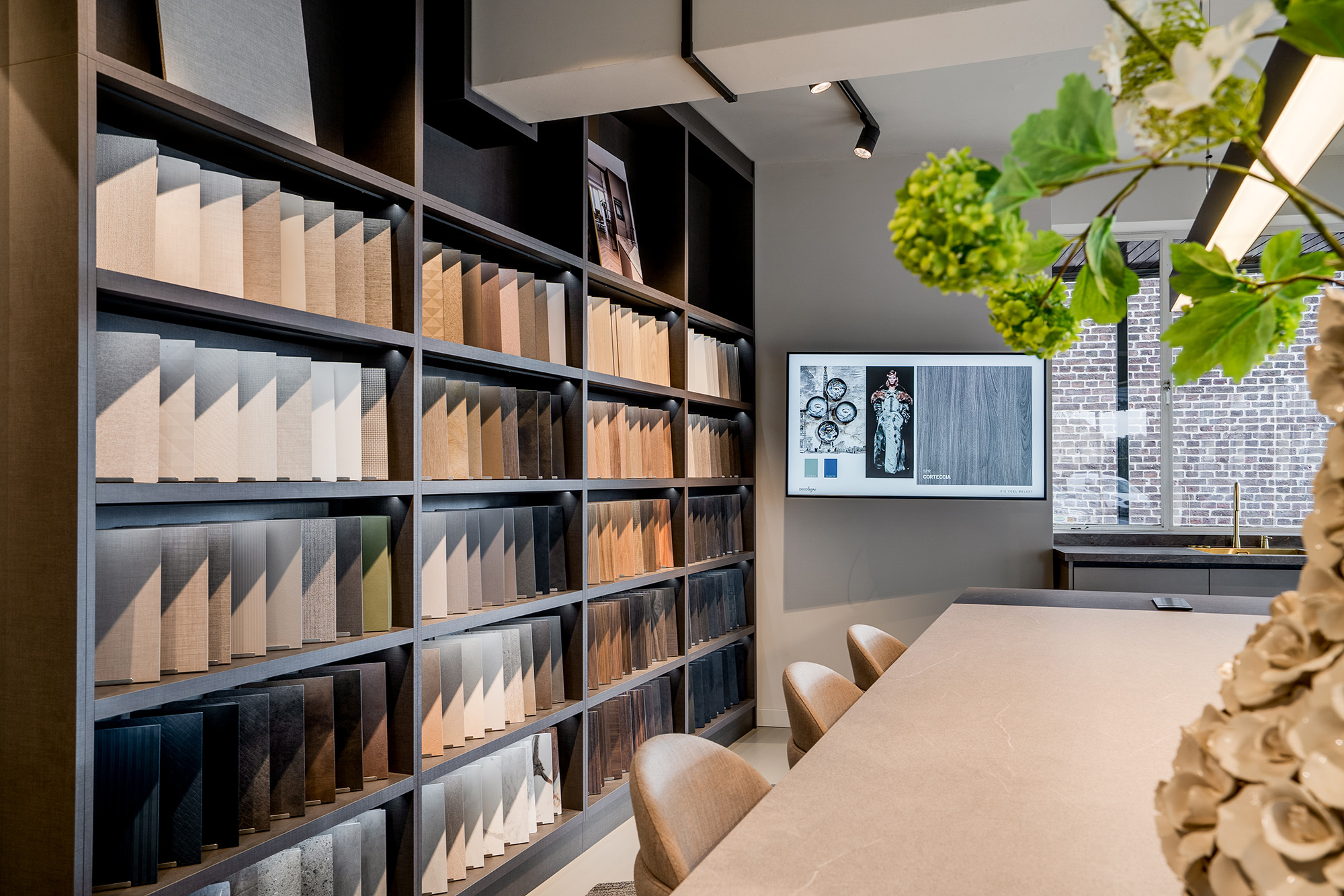 Stalenkast in de showroom van DecoLegno met spreektafel