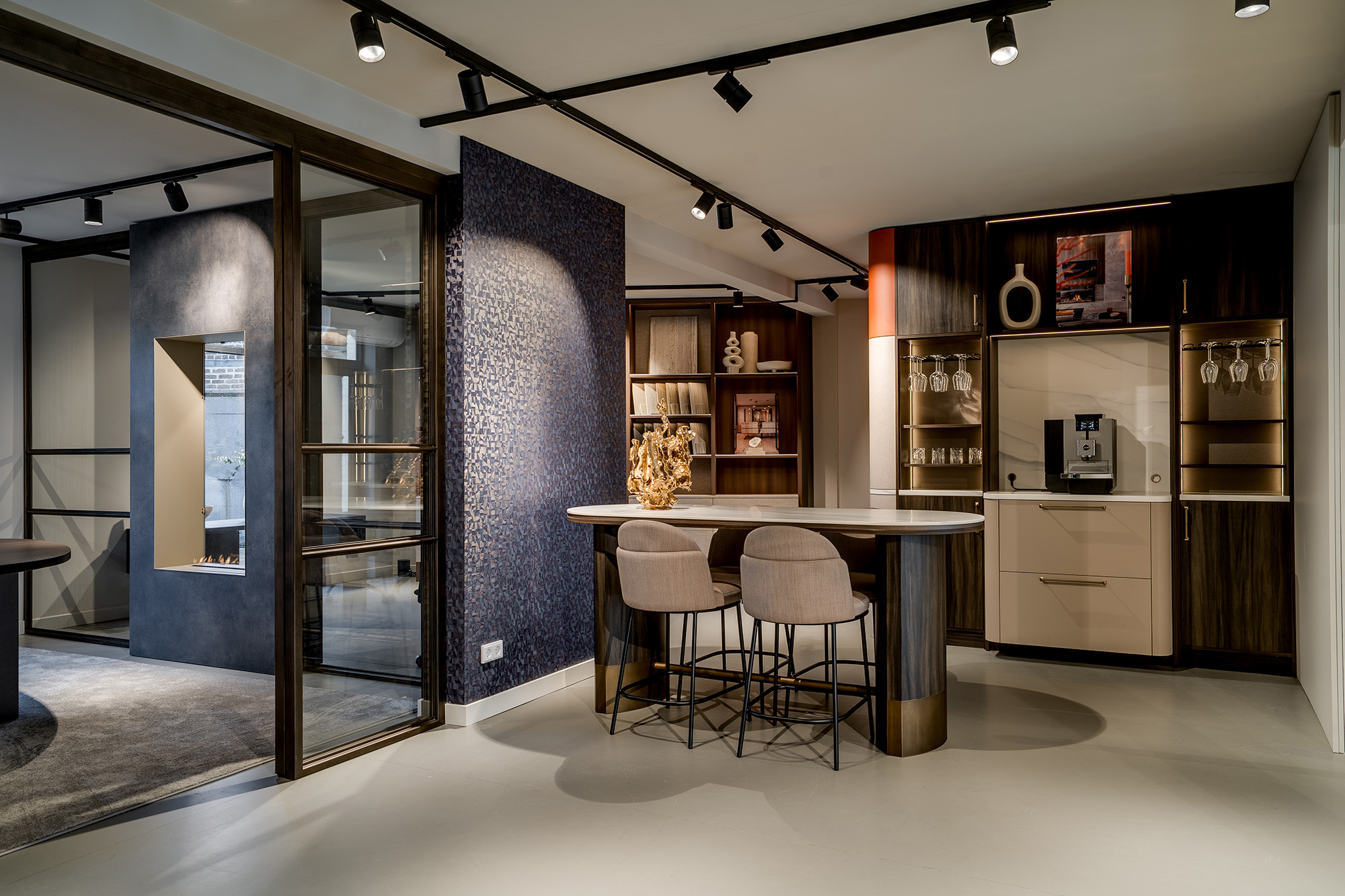 Showroom van DecoLegno met hoge spreektafel en pantrykeuken