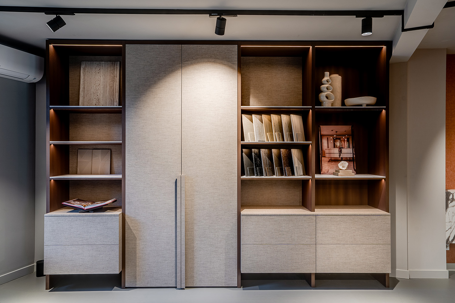 Grote maatwerk kastenwand uitgevoerd in decoratief plaatmateriaal met de uitstraling van Alpacawol FD31 Alpaca