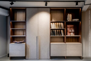 Stalenkast in de showroom van DecoLegno met decor FD31 Alpaca, een lichte beige structuur die doet denken aan geweven textiel