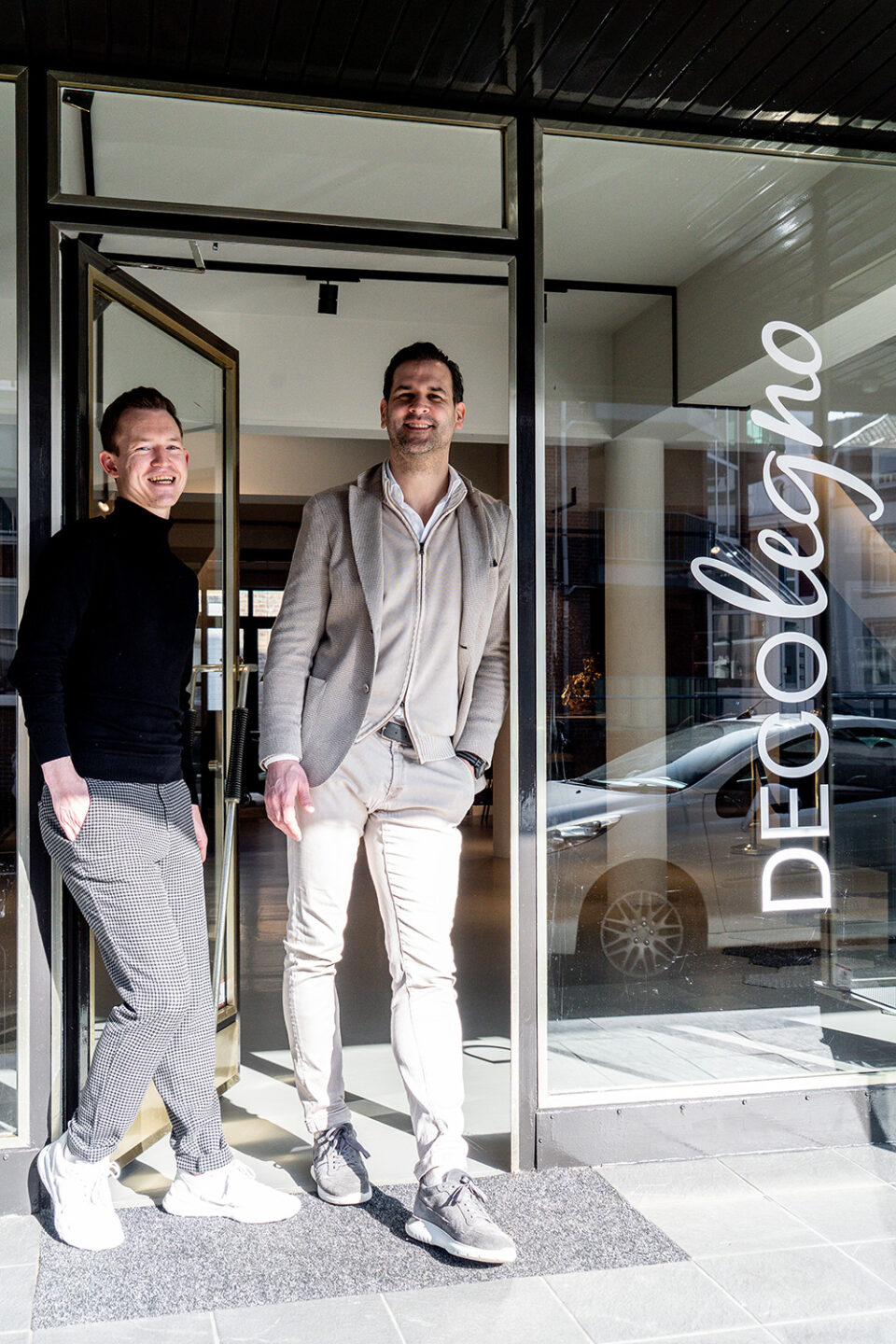 Portretfoto voor de ingang van de DecoLegno showroom van Tim Frenken en Ivo Vollema 