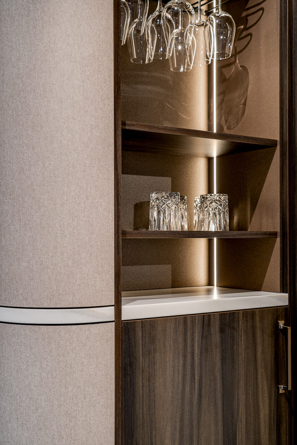 Details in afwerking meubelmaatwerk in keukenkast