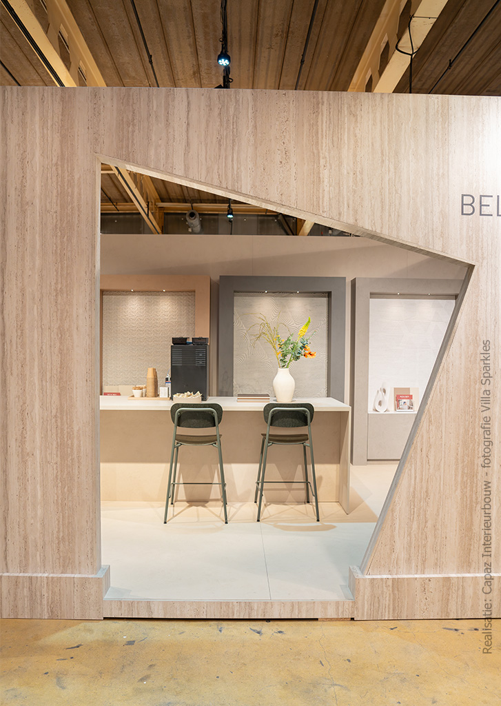 Doorkijk van de stand van DecoLegno op Design District 2025, geïnspireerd door het brutalisme en gemaakt van de FD01 Taranta