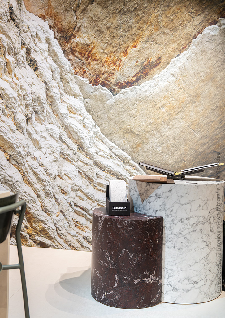 De tonnen in de stand van DecoLegno tijdens Design District, uitgewerkt in de Fiocco en Talco