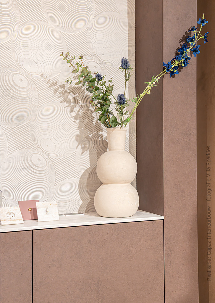 Een kast in de DecoLegno stand van Design District gemaakt van de DM5001 Niagara van Durasein en FD14 Taranta van Cleaf