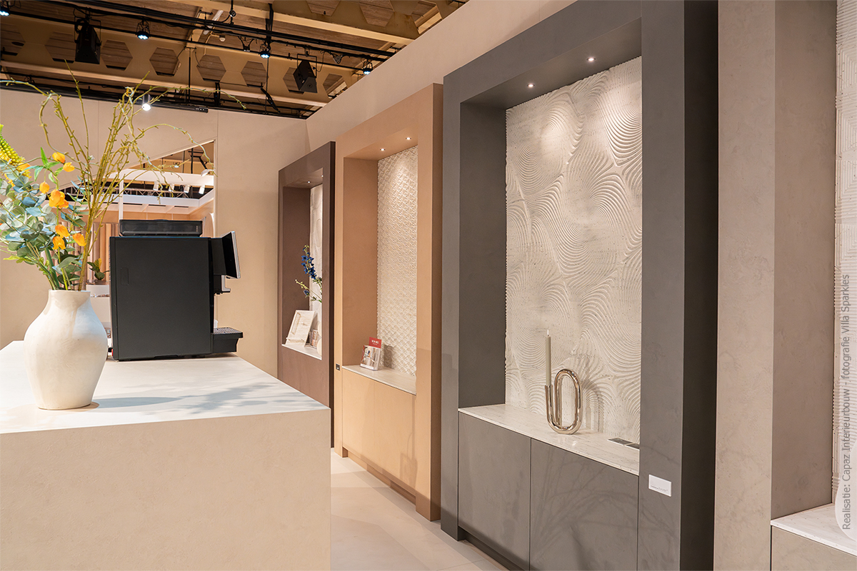 Afbeelding van de binnenkant van de stand van DecoLegno op Design District 2025, geïnspireerd door het brutalisme