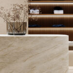 Toonbank met uitstraling van het karakteristieke marmer van de Taj Mahal in HPL-plaat FD53 ItalianStone van Cleaf. Met levendige tekening in zachte, warme crème en beige tinten.