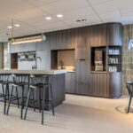 Maatwerk keuken in bedrijfskantine uitgevoerd in donkere, driedimensionale structuur LR29 Riga