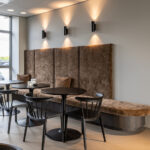 Maatwerk kantinebank uitgevoerd in donkere, driedimensionale structuur LR29 Riga