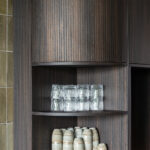 Detail van keuken uitgevoerd in donkere, driedimensionale structuur LR29 Riga