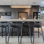 Maatwerk keuken in bedrijfskantine uitgevoerd in donkere, driedimensionale structuur LR29 Riga