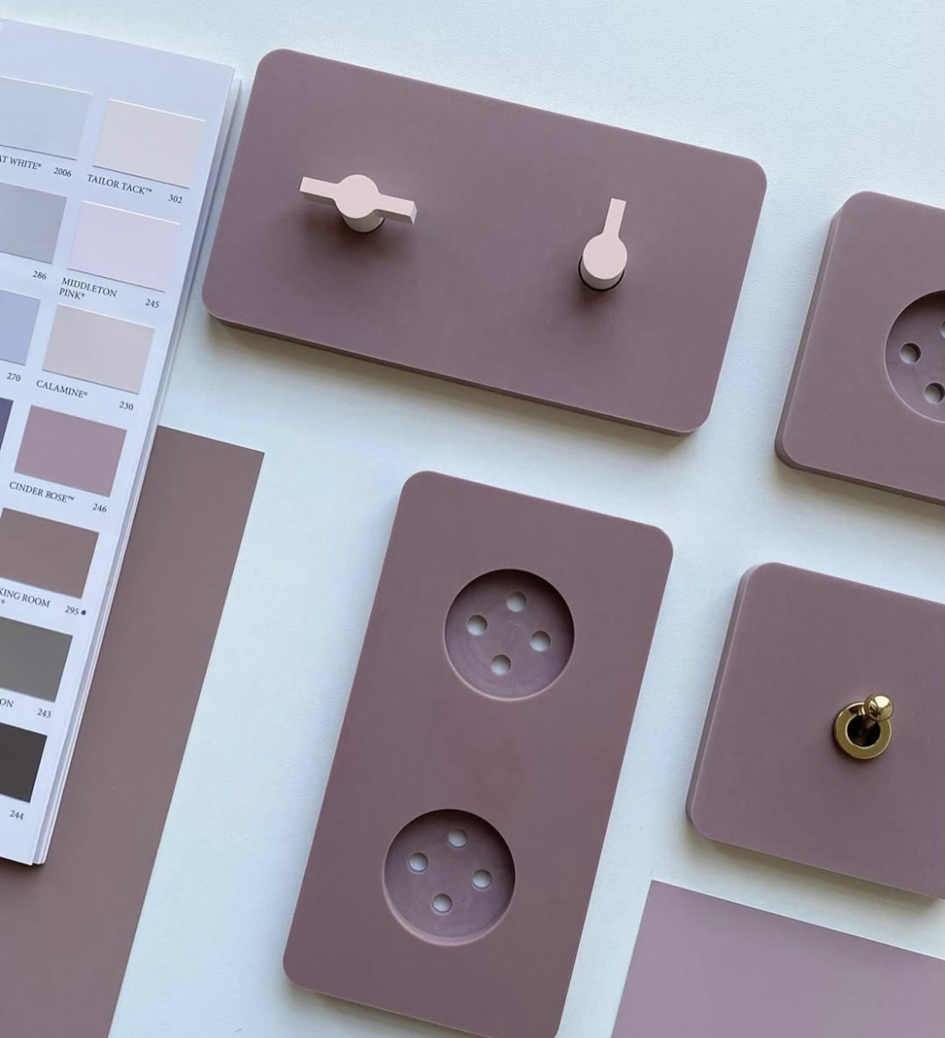 Roze lichtschakelaars gemaakt in solid surface DM1032 Bohemian van Durasein 