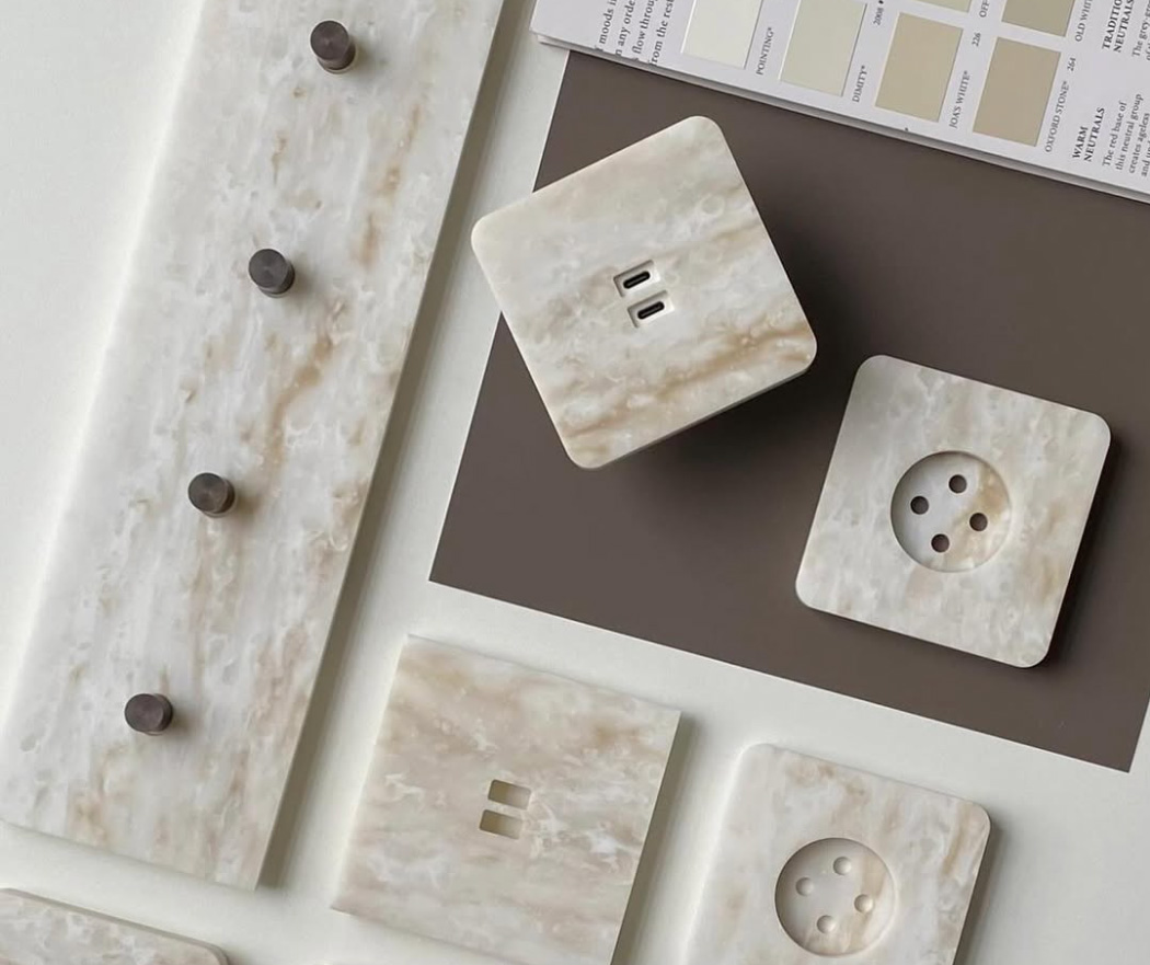 lichtschakelaars en stopcontacten gemaakt in solid surface DM5002 Weathered Wood van Durasein in steenlook decor