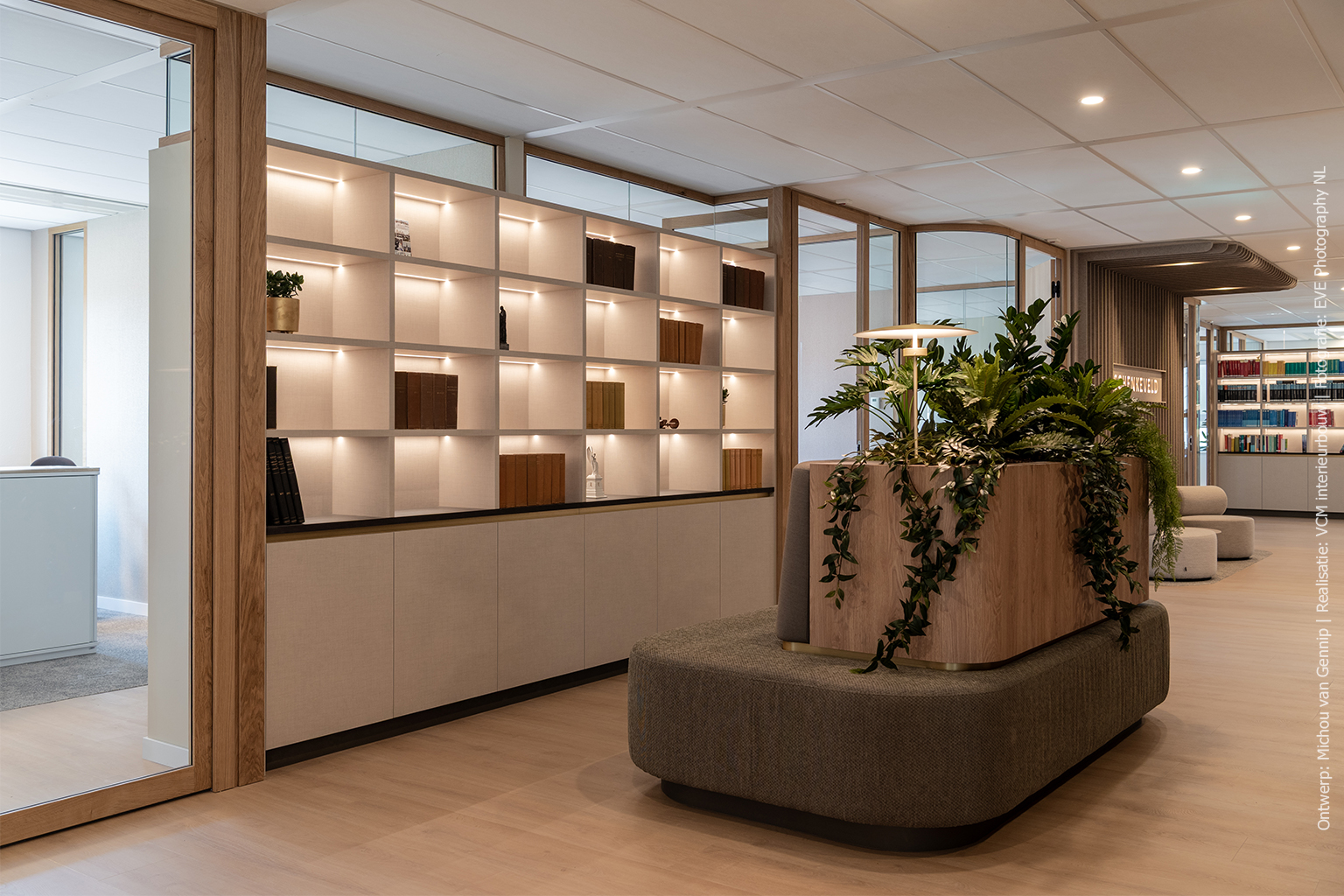 Maatwerk bankje met plantenbak in blond S128 Pembroke en kast in linnenstructuur FA44 Penelope