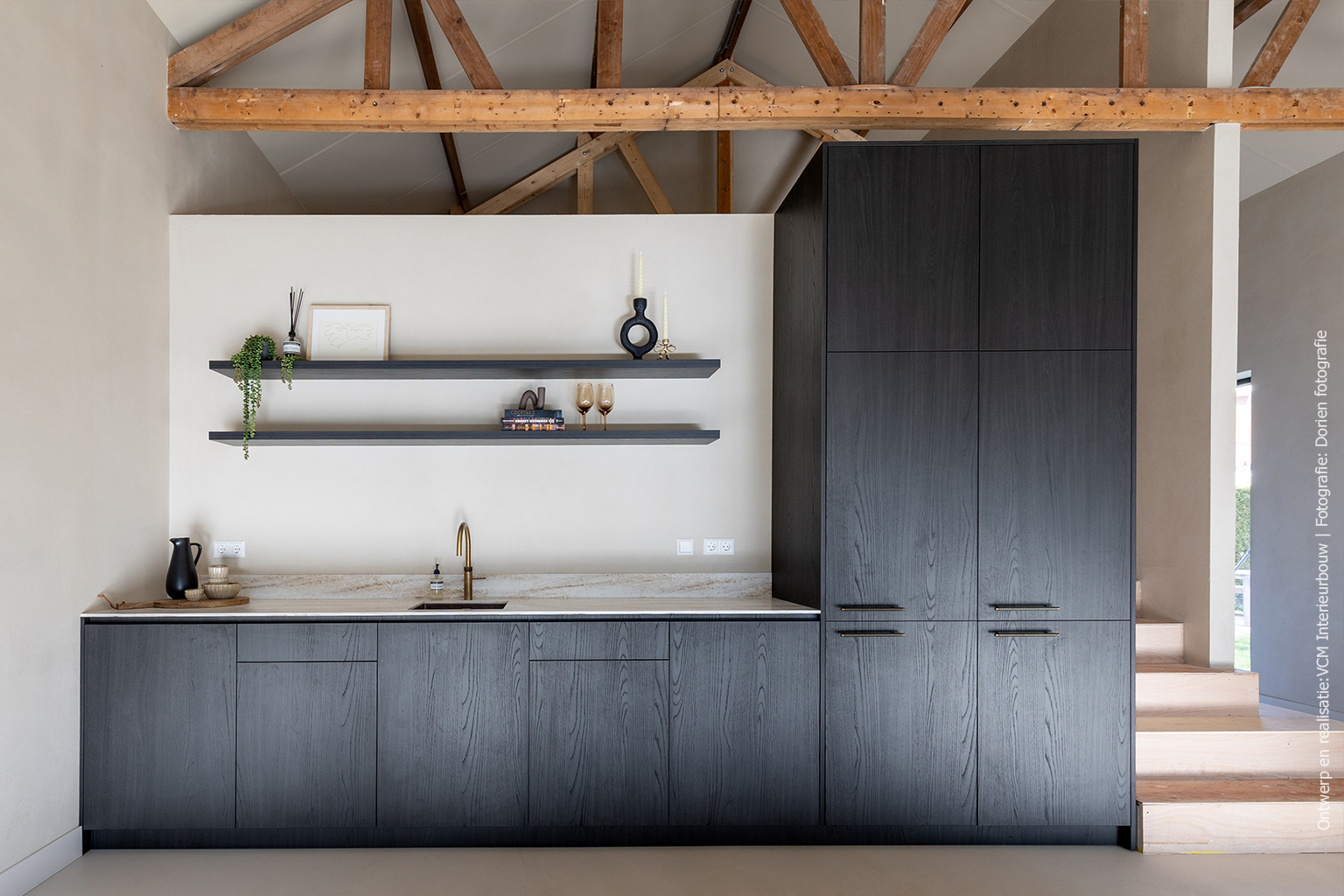 Donker houtdecor ontmoet karaktervolle onyxtekening in een stijlvolle keuken