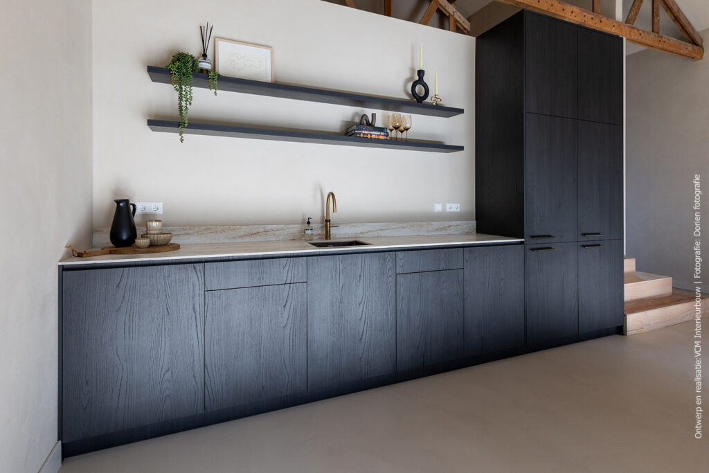 product Keuken met fronten in donker houtdecor S176 Corteccia en Durasein werkblad DM5002 Weathered Wood met karaktervolle onyxtekening