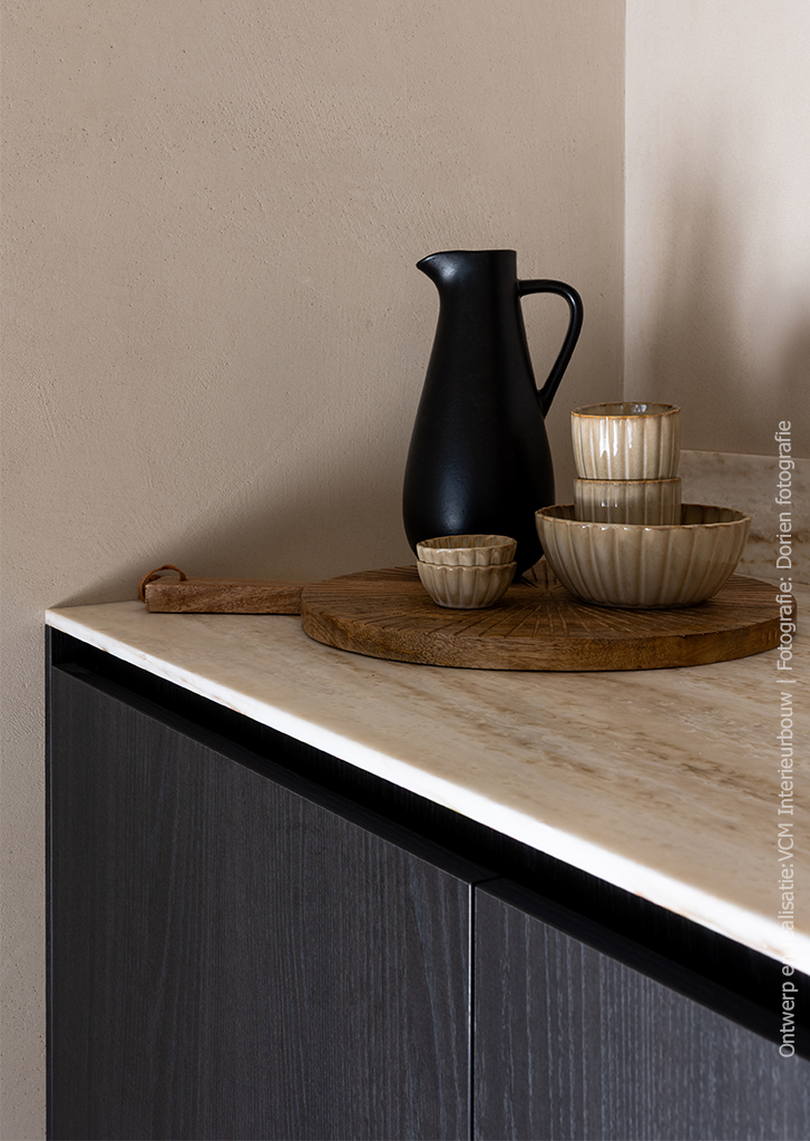 product Keuken met fronten in donker houtdecor S176 Corteccia en Durasein werkblad DM5002 Weathered Wood met karaktervolle onyxtekening