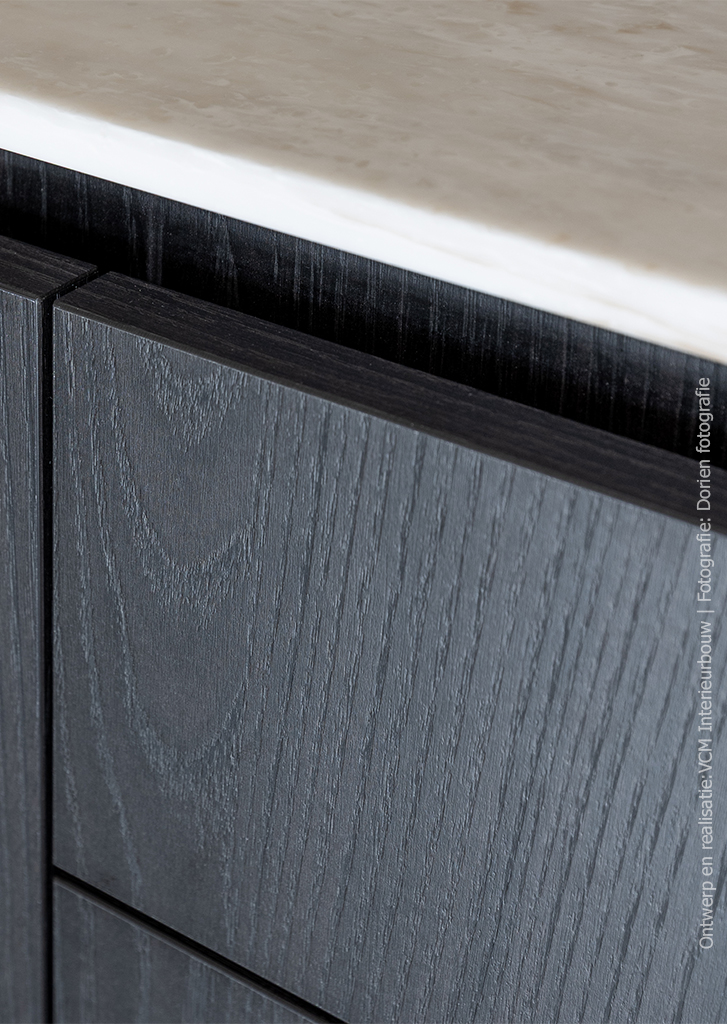 product Keuken met fronten in donker houtdecor S176 Corteccia en Durasein werkblad DM5002 Weathered Wood met karaktervolle onyxtekening