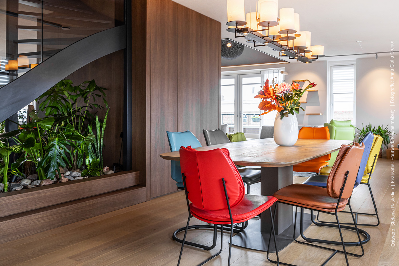 Maatwerk kastenblok in warm eikenbruin decor S185 Quercia, rondom een grote leidingenschacht