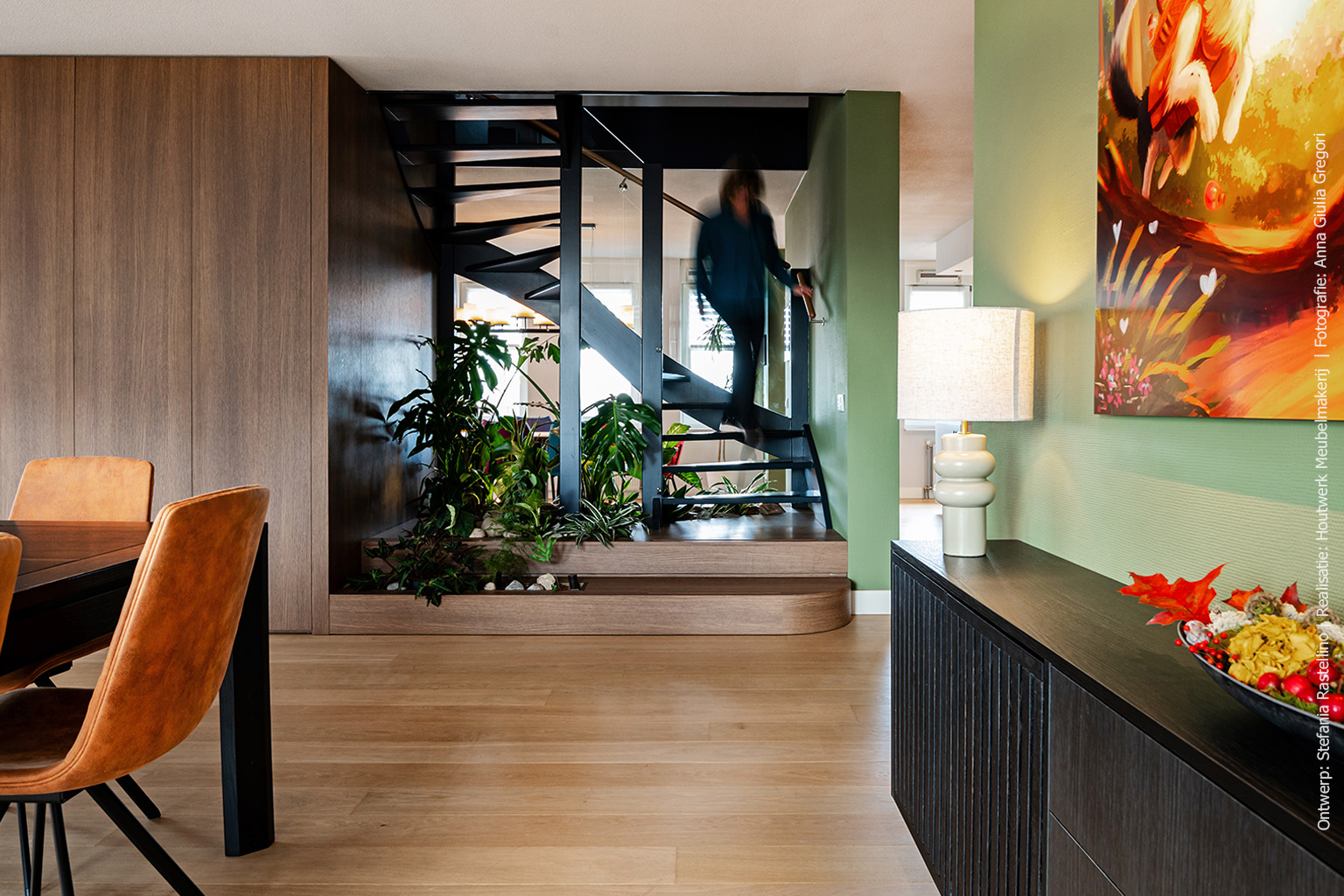 Maatwerk kastenblok in warm eikenbruin decor S185 Quercia, rondom een grote leidingenschacht