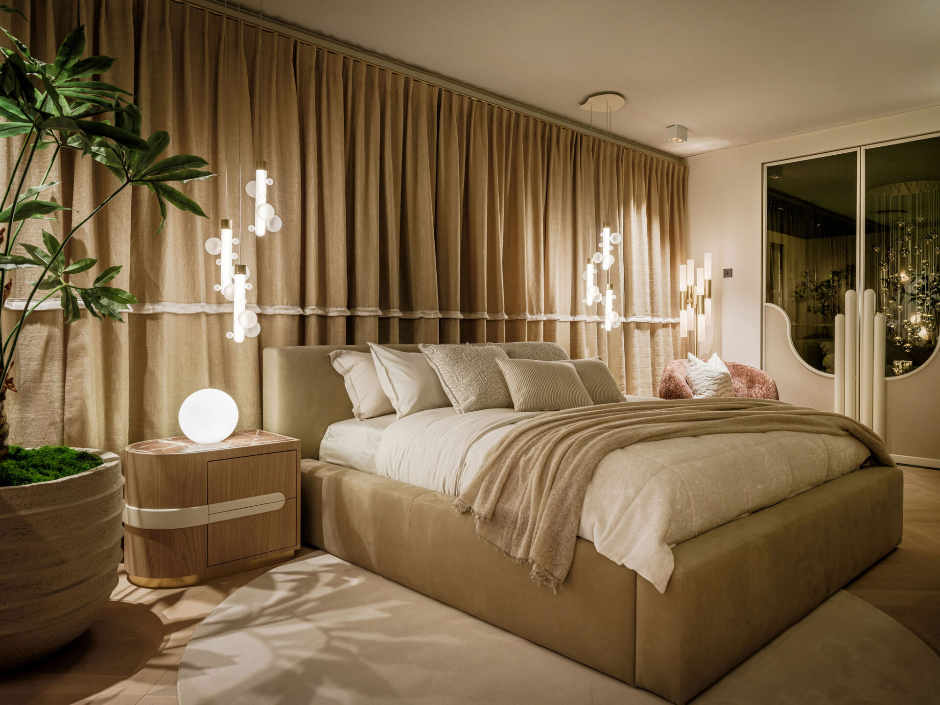 Het ronde nachtkastje in de slaapkamer in de The One by Five villa is uitgevoerd in de S173 Corteccia en ontworpen door Dutch Home Design.