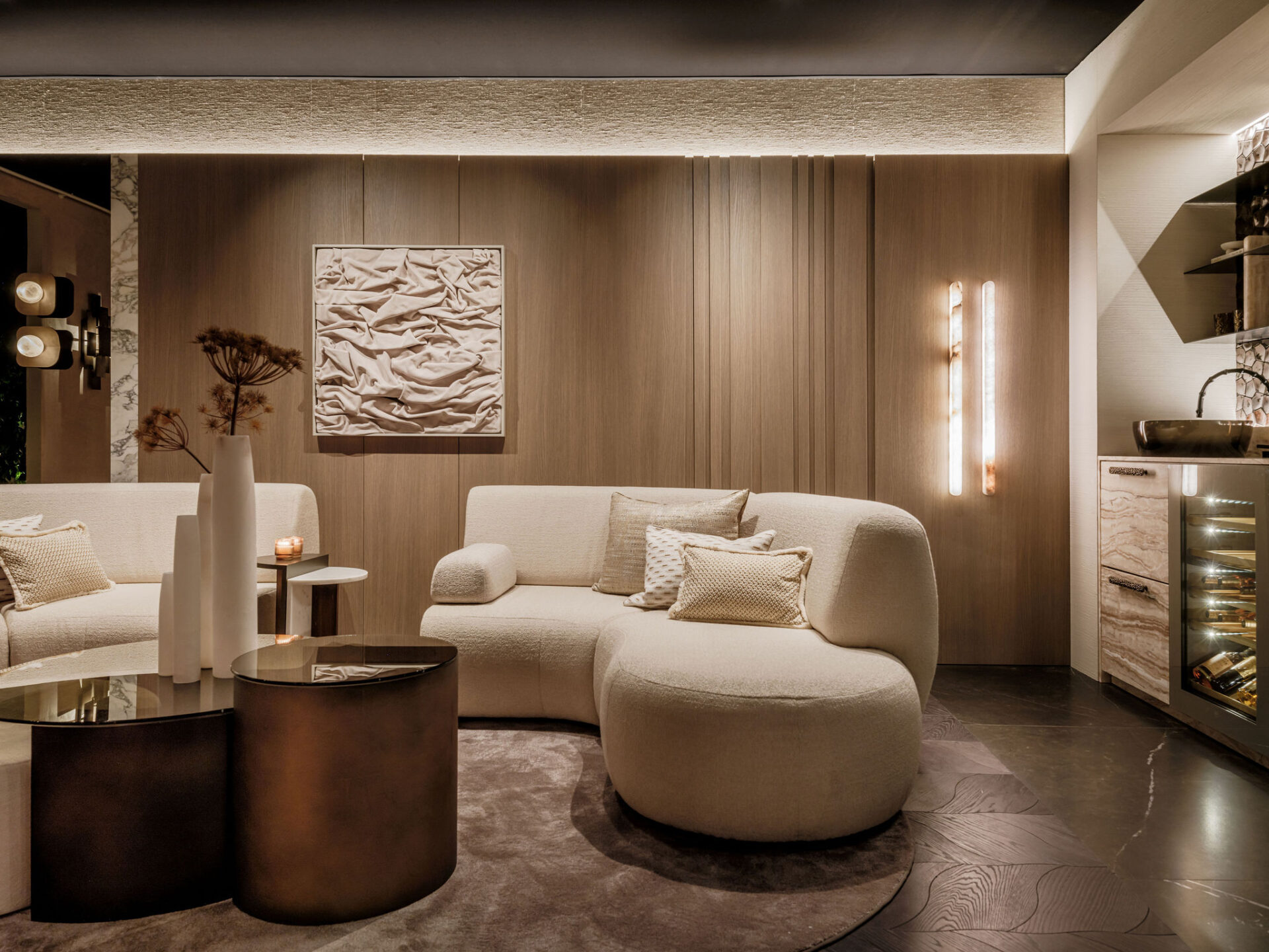 In de woonkamer van de The One by Five villa is de S124 Quercia van Cleaf op een speelse manier toegepast als wandbekleding, deze is ontworpen door Studio Zuyd. 