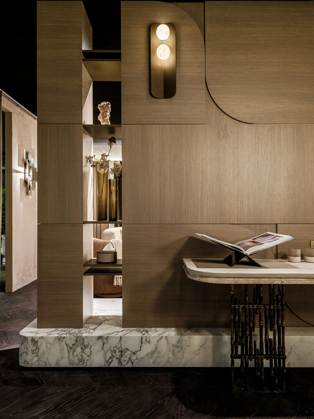 In de woonkamer van de The One by Five villa is de S124 Quercia van Cleaf op een speelse manier toegepast als wandbekleding, deze is ontworpen door Studio Zuyd. Fotografie: Peter Baas.