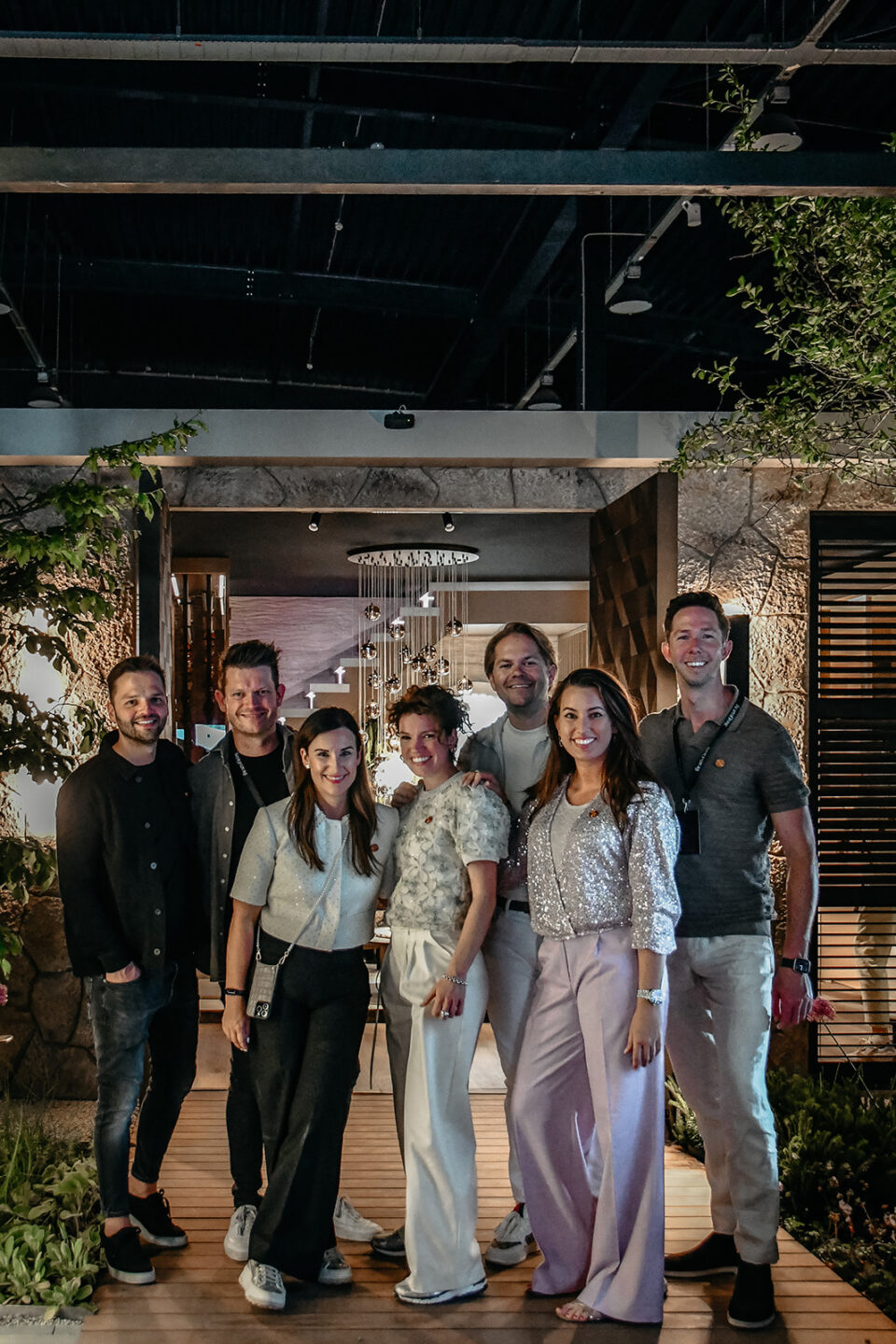 Groepsafbeelding van het collectief The One by Five dat voor The Art of Living gezamelijk een high-end designvilla ontworpen. Fotografie: Tess Korevaar.