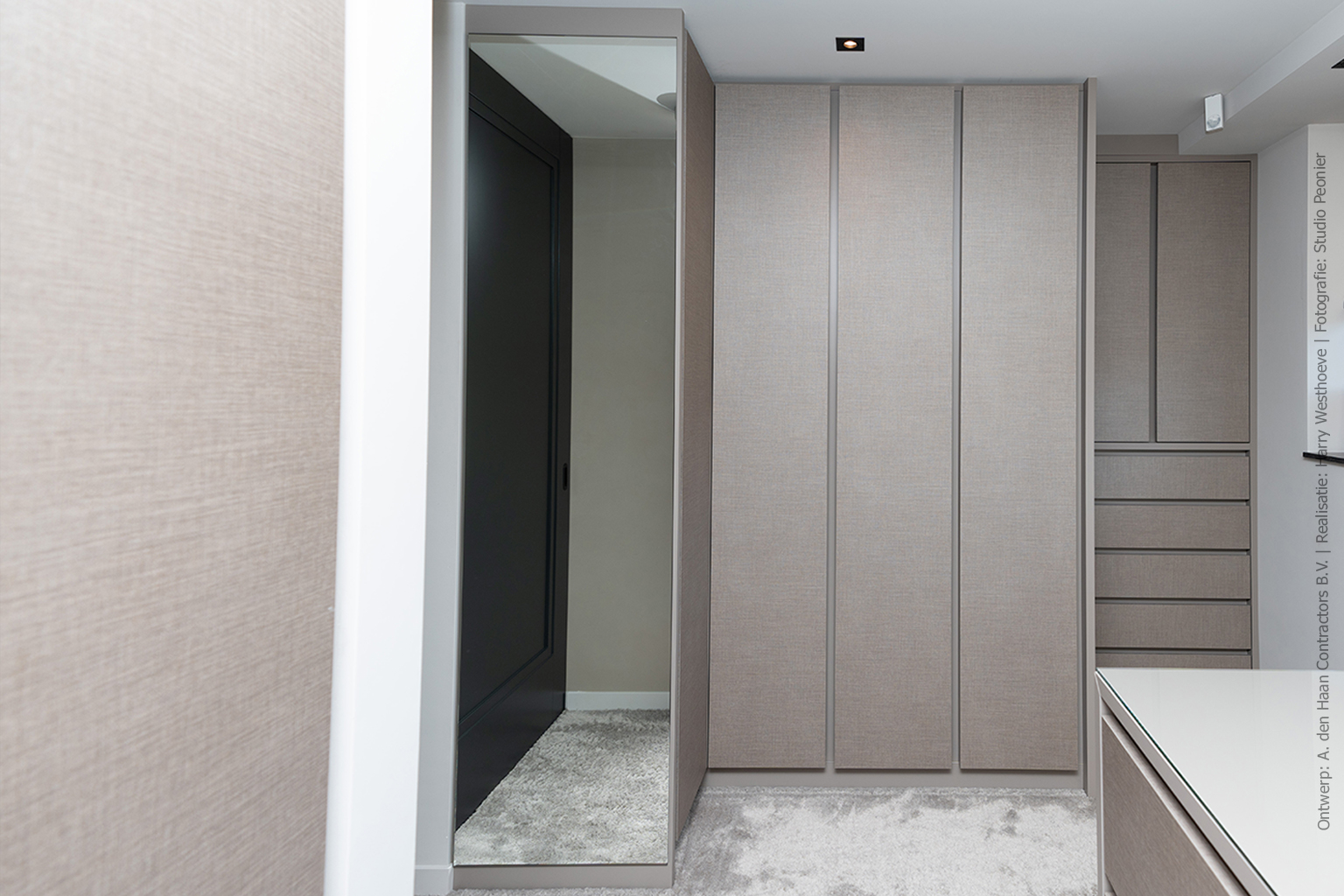 Royale kastenwand in luxe garderobe met FB10 Nadir, met een juteachtige structuur en een warme, natuurlijke uitstraling