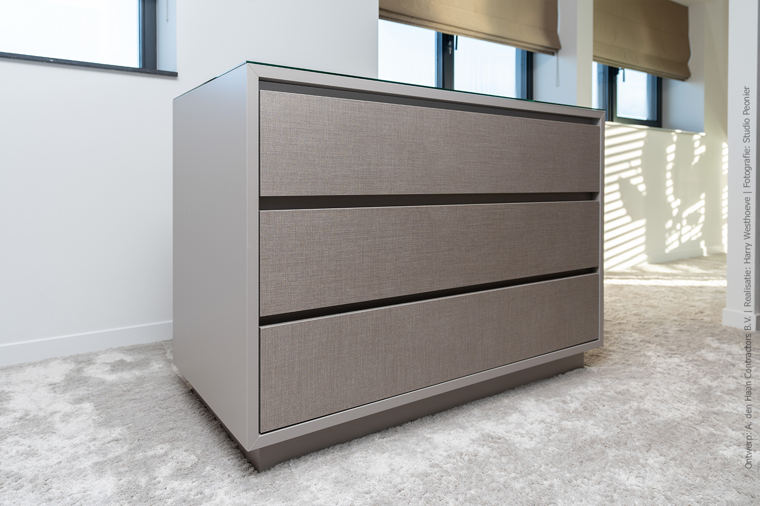 Centraal eiland in luxe garderobe met FB10 Nadir, juteachtige structuur en warme, natuurlijke uitstraling