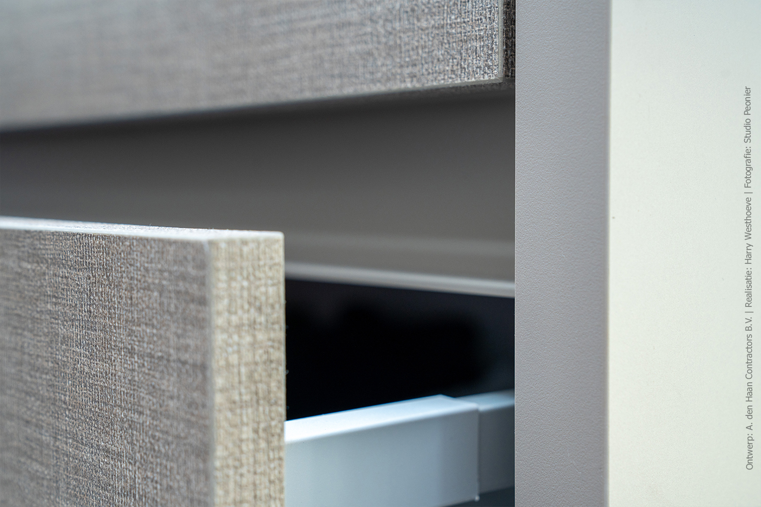 Detailfoto van eiland in luxe garderobe met FB10 Nadir, juteachtige structuur en warme, natuurlijke uitstraling