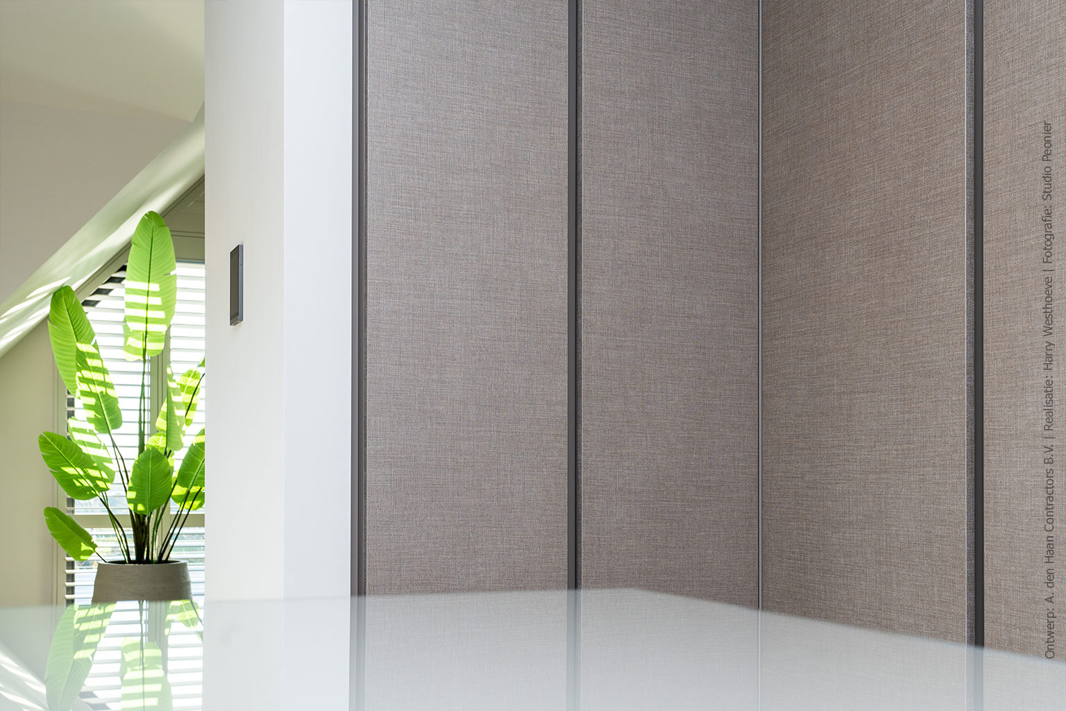 Royale kastenwand in luxe garderobe met FB10 Nadir, met een juteachtige structuur en een warme, natuurlijke uitstraling