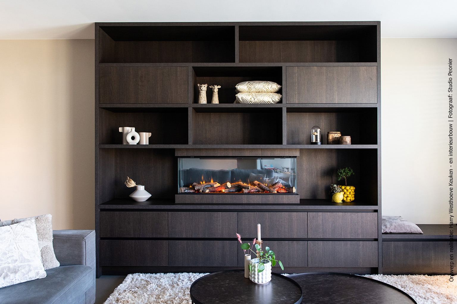 Rust en warmte in wandkast met haard