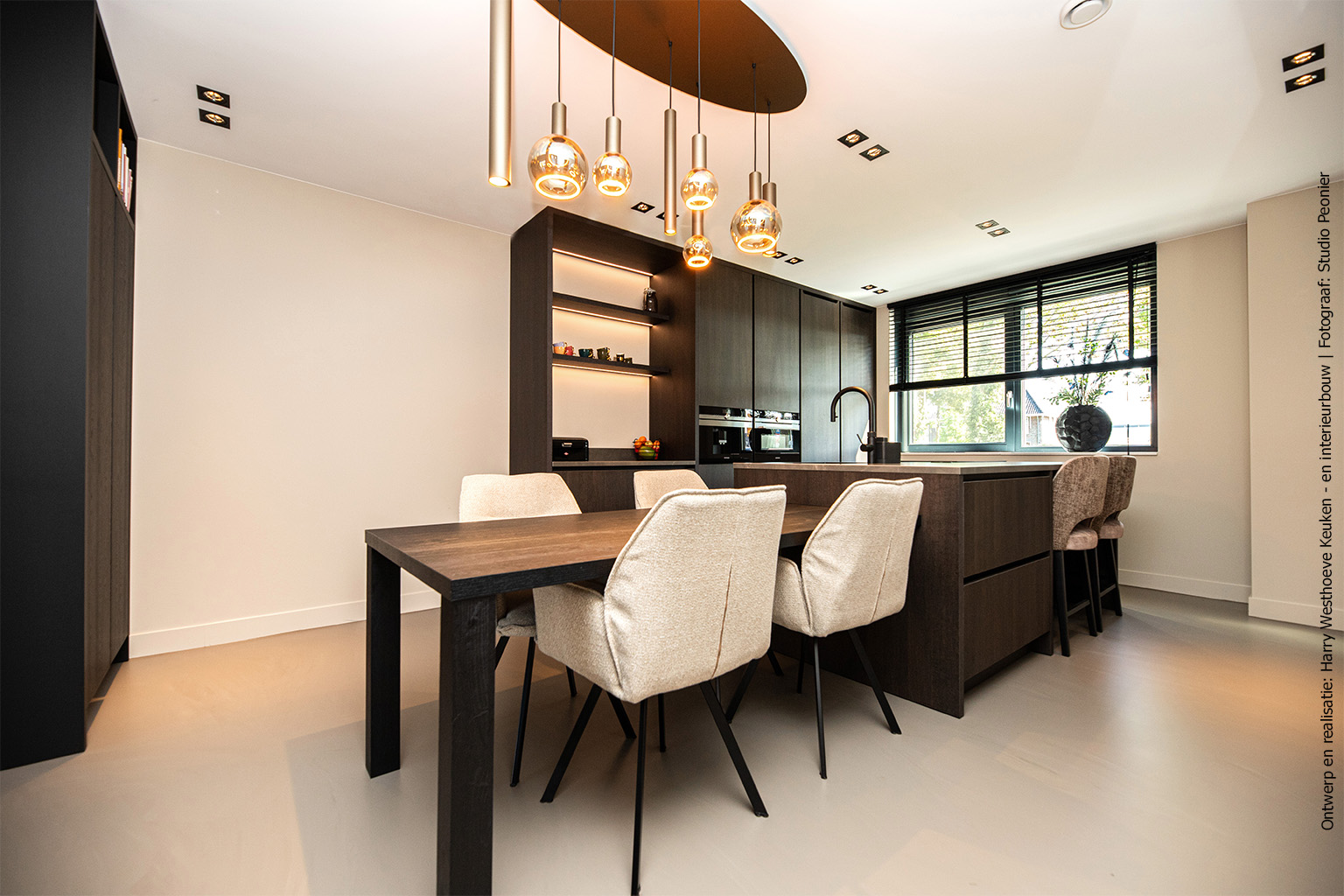 Keuken met kookeiland in decoratief plaatmateriaal in houtstructuur S003 Spessart