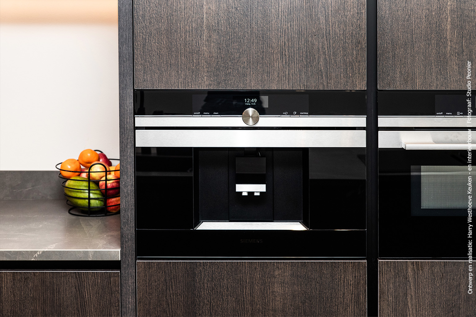 Keuken met kookeiland in decoratief plaatmateriaal in houtstructuur S003 Spessart