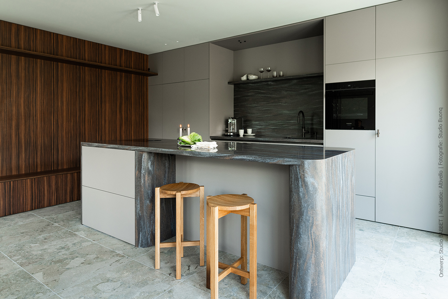 Rijke combinatie van materialen in stijlvolle keuken