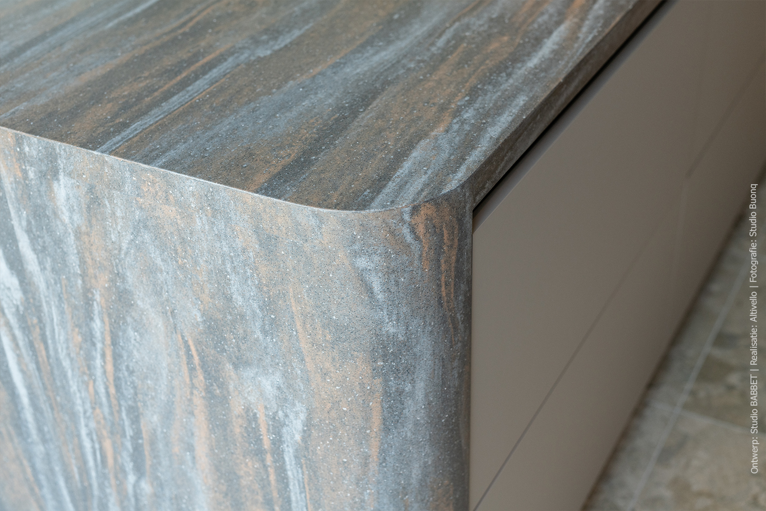 Kookeiland in warmbruin solid surface DM5004 Volcano met steenrode en grijze nuances