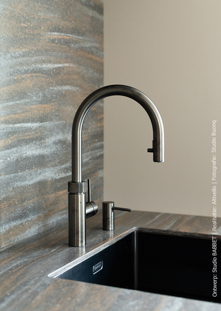 Keuken met blad in warmbruin solid surface DM5004 Volcano met steenrode en grijze nuances